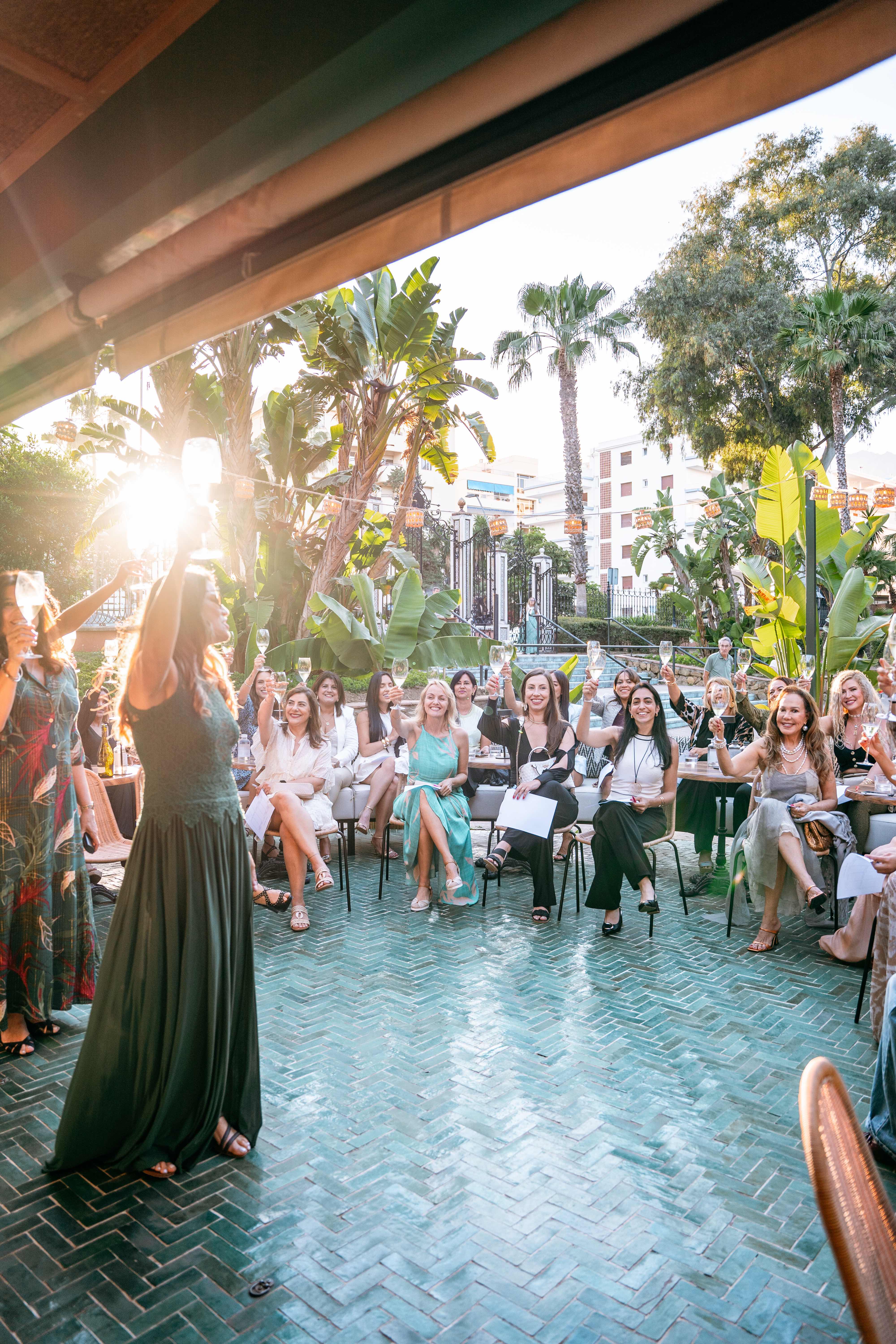 Mulheres da Comunidade Conecta Radar celebrando e brindando em evento